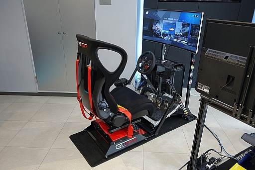 お値段54万円超。レースゲームと連動してシートが動く「レーシングシミュレータコクピット」を体験してきた