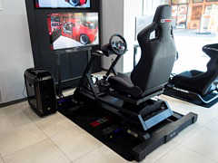 固定したレーシングコクピットで横Gを再現? Next Level Racing製の拡張パーツを体験してみた