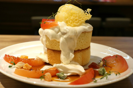 画像集 No.015のサムネイル画像 / カプコンカフェ「逆転裁判」コラボメニュー試食会をレポート。マジシャン姿のキャラクターがあしらわれたグッズも展開