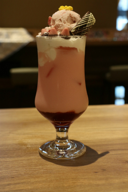 画像集 No.020のサムネイル画像 / カプコンカフェ「逆転裁判」コラボメニュー試食会をレポート。マジシャン姿のキャラクターがあしらわれたグッズも展開