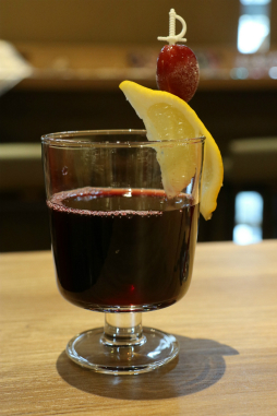 画像集 No.024のサムネイル画像 / カプコンカフェ「逆転裁判」コラボメニュー試食会をレポート。マジシャン姿のキャラクターがあしらわれたグッズも展開