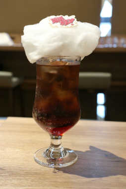 画像集 No.028のサムネイル画像 / カプコンカフェ「逆転裁判」コラボメニュー試食会をレポート。マジシャン姿のキャラクターがあしらわれたグッズも展開