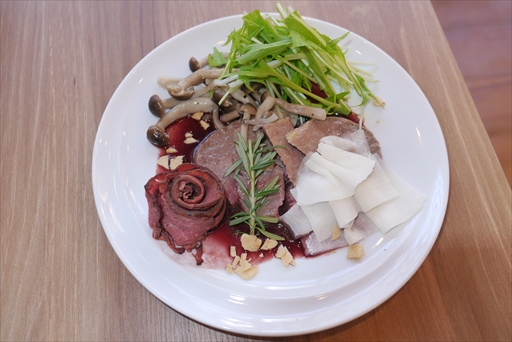 画像集#019のサムネイル/12月24日に始まるカプコンカフェ×「逆転裁判」コラボの試食会レポートをお届け。お馴染みのキャラクターたちが王室風衣装で登場