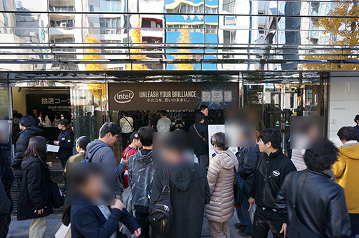 画像集 No.002のサムネイル画像 / Intelが秋葉原でPCゲームイベントを開催。歌広場淳さんとゆるキャラ「しんじょう君」が「ストV」で対決