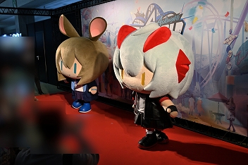 画像集 No.003のサムネイル画像 / 「アークナイツ 4th Anniversary Fes.『For You』」イベントレポート。会場には巨大なマドロックの巨像や異格オペレーターのスタンディパネルも