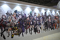 画像集 No.005のサムネイル画像 / 「アークナイツ 4th Anniversary Fes.『For You』」イベントレポート。会場には巨大なマドロックの巨像や異格オペレーターのスタンディパネルも