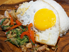 俺のコラボカフェ:Menu 007 「バイオハザード」のグリーンハーブを使った絶品エスニック飯
