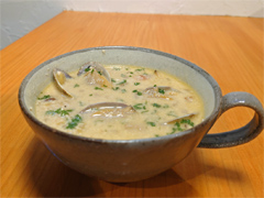 俺のコラボカフェ:Menu 040 「あつまれ どうぶつの森」のサンクスギビングデーで作られる「クラムチャウダー」は,隠し味がポイント