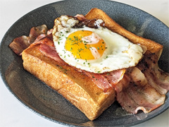 「アンリアルライフ」のベーコンエッグトーストで真実を切り開く。俺のコラボカフェ:Menu 063