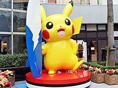 ららぽーとTOKYO-BAYに「でっかい! なみのりピカチュウ」が登場。10匹のピカチュウ達が,除幕式をお祝い