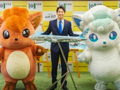 ポケモンのアローラロコンとロコンをデザインした「ロコンジェット北海道」が12月1日より就航。機内や紙コップもオリジナルデザインに