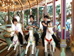 羽多野さんらが100年以上の歴史を持つ回転木馬を堪能! 移動遊園地を舞台にした「幻想マネージュ」初イベントをレポート