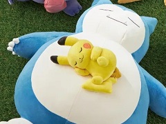 「Pokémon Sleep」と「ポケモンセンター」のコラボが7月15日スタート。カビゴン&ピカチュウなどの寝姿をモチーフにしたぬいぐるみも登場