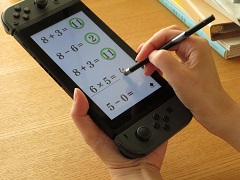 「脳を鍛える大人のNintendo Switchトレーニング」を紹介。頭と手を同時に使う楽しさや,継続が力に変わる感覚が得られる「脳トレ」最新作