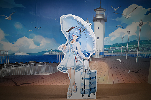 画像集 No.016のサムネイル画像 / 「原神展〜たびごころの赴くままに〜」内覧会レポート。武器などの立体物やキャラクターの等身大スタンディを展示。オリジナルグッズの販売も