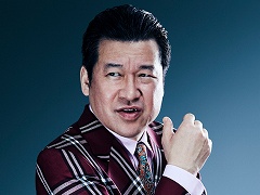 実写ゲーム「Death Come True」に佐藤二朗さんが出演。自由奔放なトークで人気のニュースキャスター「ミノウケンイチ」役
