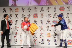 画像集#003のサムネイル/「プロ野球 ファミスタ 2020」リアルガチ発表会をレポート。ナムコスターズの超大物助っ人，出川哲朗選手の球速はなんと160km/h!?