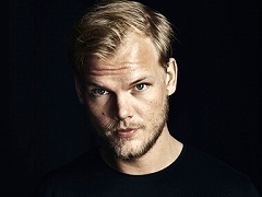 「AVICII Invector:Encore Edition」のヘブントリビュートトレイラーが公開。Heavenの曲にあわせ,制作に携わったAviciiの様子が伺える