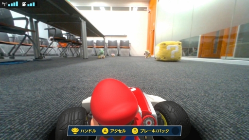 画像集#025のサムネイル/「マリオカート ライブ ホームサーキット」が編集部にやってきた。思っていたより狭い場所でも遊べる“新たな形のマリオカート”を紹介