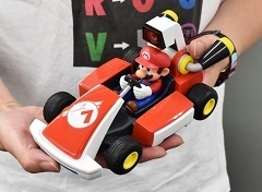 「マリオカート ライブ ホームサーキット」が編集部にやってきた。思っていたより狭い場所でも遊べる“新たな形のマリオカート”を紹介