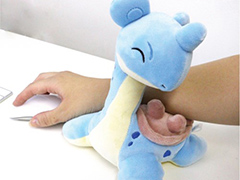 ラプラスとワンパチの「ポケットモンスター もふもふ★うでまくら」,ヴィレッジヴァンガードオンラインストアで予約を受付中