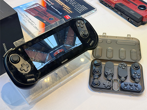画像集 No.001のサムネイル画像 / モジュール式ゲームパッド採用で好みのレイアウトに変更可能な携帯型ゲームPC「AYANEO 3」の予約受付が始まる