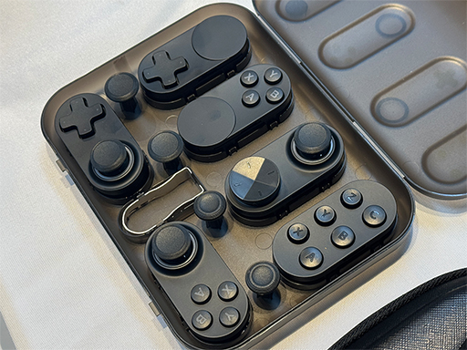 画像集 No.004のサムネイル画像 / モジュール式ゲームパッド採用で好みのレイアウトに変更可能な携帯型ゲームPC「AYANEO 3」の予約受付が始まる