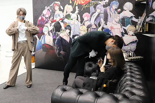画像集 No.010のサムネイル画像 / 総額700万使ってしまいました。7人のイケメンホストによるシャンパンコールに酔わされた「ファビュラスナイト」AGF2022ブースレポート