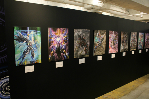 画像集#009のサムネイル/「スーパーロボット大戦OG展」が本日より開催。シリーズで活躍したオリジナルキャラクターたちの設定資料やイラストなどが一堂に会する