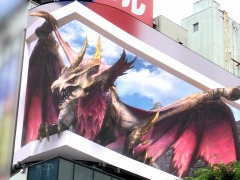 「モンスターハンターライズ:サンブレイク」爵銀龍メル・ゼナの等身大3D映像をクロス新宿ビジョンにて放映開始。期間は7月7日まで