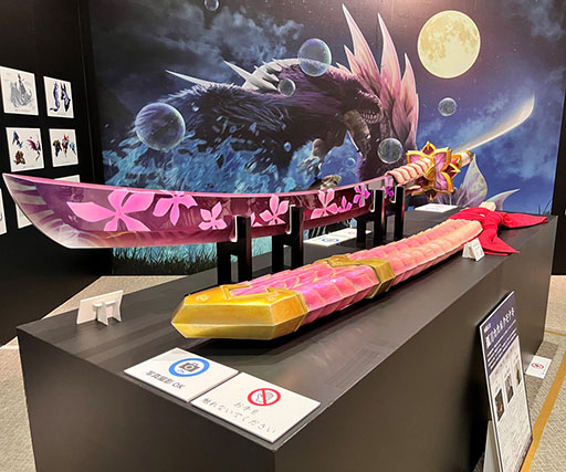 画像集 No.004のサムネイル画像 / 「モンスターハンター20周年-大狩猟展-」，会場内の展示にフォーカスした映像が公開に。記念グッズやカフェの詳細も掲載