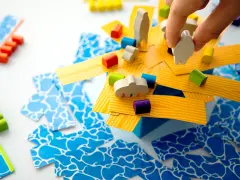 オインクゲームズ,新作バランスゲーム「いかだの5人」をアナログとデジタルで同時リリース。ゲームマーケット2023秋で先行販売