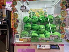 「スイカゲーム」公式が非公式グッズに関する注意喚起。ゲームセンターのクレーンゲームで扱われている景品はすべて無関係と主張