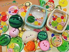 「スイカゲーム」の文具が4月下旬に発売。スクエアメモやピースシール,リール付マスコットなどが登場