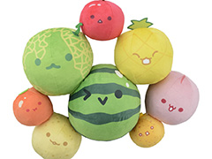 「スイカゲーム」のぬいぐるみがプライズとして10月18日・25日に登場。フルーツ同士がスナップボタンでくっつく