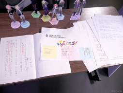 画像集 No.028のサムネイル画像 / アイドルたちの衣装に触れて,香りも感じる展示会「Prince Letter(S)! フロムアイドル 私立常和歌学園 CLOSET」レポート
