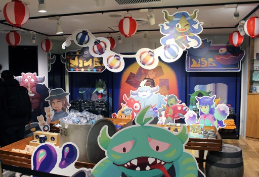 画像集 No.001のサムネイル画像 / 「メグとばけもの」POP UP SHOP内覧会レポート。池袋PARCO本館に“魔界のお祭り会場”が! イベント用の描き下ろしイラストのグッズも多数