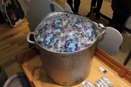 画像集 No.017のサムネイル画像 / 「メグとばけもの」POP UP SHOP内覧会レポート。池袋PARCO本館に“魔界のお祭り会場”が! イベント用の描き下ろしイラストのグッズも多数
