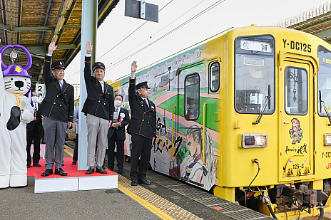 画像集 No.001のサムネイル画像 / 「ロマンシング佐賀2022」，県内イベントの開始を祝って，JR唐津駅でラッピング列車の出発式を実施