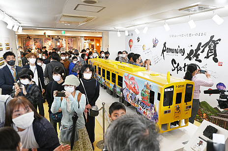 画像集 No.004のサムネイル画像 / 「ロマンシング佐賀2022」，県内イベントの開始を祝って，JR唐津駅でラッピング列車の出発式を実施