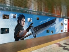ザックスとクラウドの巨大ポスターが登場。「クライシス コア -ファイナルファンタジーVII- リユニオン」の特殊広告を新宿駅内に掲出