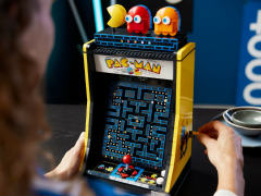 生誕43周年を記念して「パックマン」のアーケード筐体を再現したレゴセットなどが登場