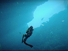 深海探索ADV「Under The Waves」,PS5&PS4向け日本語版パッケージが本日リリース。初回生産特典としてアートブックとステッカーを同梱