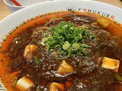 「龍が如く7外伝」と「どうとんぼり神座」のコラボメニューを試食してきた。麻(痺れ)と辣(辛味)のパンチが効いた「麻婆麺」