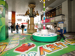 「人生ゲーム」をモチーフにした装飾が青砥駅高架下公共広場に登場。フィッシャーズのマサイさんとモトキさんがお披露目式典で登壇