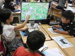 小学校で開催された「『桃太郎電鉄ワールド』体験会イベント」をレポート。児童がゲームを楽しく遊びながら,世界の国旗やその意義を学んだ