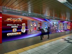 ACカードゲーム「仮面ライダーバトル ガンバレジェンズ」,3月23日より稼働開始。カードを剥がして持ち帰れるピールオフ広告を新宿駅に掲出