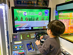 エコな運転や環境にやさしい車のことを学べる。イオンファンタジーがアーケード向けキッズゲーム「えこらんエコロジーバス」の展開を発表
