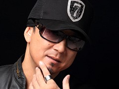 「見た目はウサギ,中身は中年!」な主人公を黒田崇矢さんが演じる。中年ウサギがパワードスーツを駆る「Rusty Rabbit」,9月24日発売決定