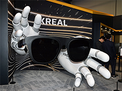サングラス型ディスプレイ「XREAL One」や「XREAL Air 2 Ultra」を使った体験型展示を披露したXREAL